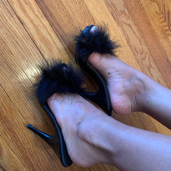 Black fluffy feather heels 😍 - Picture 5 of 8